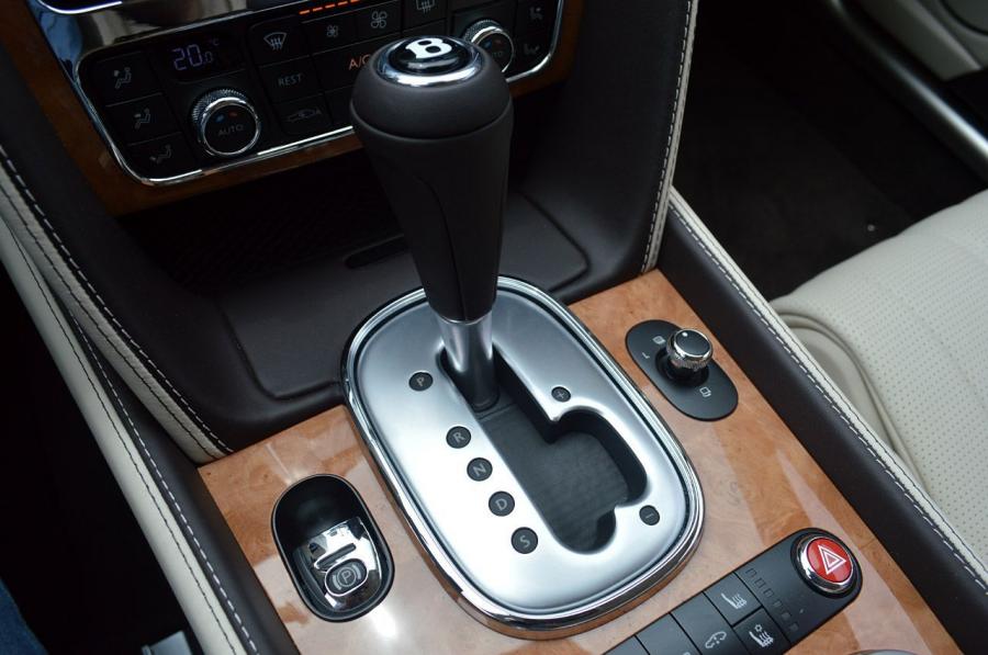 Детали интерьера Bentley Flying Spur 2014 года  (фото 27 из 63)
